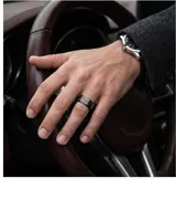 Anillo de acero inoxidable con acabado en esmalte negro y diseño grabado de guarda griega en relieve.