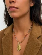 Collar de cuentas de piedras naturales facetadas en tonos tierra, rosados y transparentes, con dije central de la Virgen Milagrosa en metal dorado y cierre frontal tipo mosquetón.