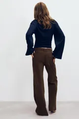Camiseta entallada de algodón Supima color marrón, con cuello redondo y mangas largas acampanadas.