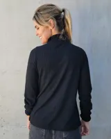 Polera de manga larga en tejido acanalado color blanco, con cuello alto y puños con detalle de punto smock fruncido.