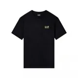 Remera de manga corta EA7 Emporio Armani de color negro, confeccionada en algodón pima, con cuello redondo y el logo de la marca estampado en color dorado en el pecho.