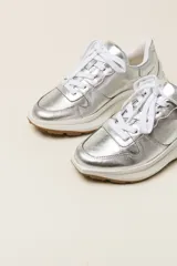 Championes plateados con cordones blancos y suela blanca.