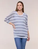 Buzo de tejido calado a rayas horizontales en tonos beige y blanco, de corte holgado, mangas cortas y escote redondo. Incluye musculosa interna básica en color beige.