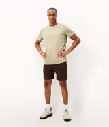 Bermuda deportiva masculina de marca Get Over, color marrón oscuro, confeccionada en tejido tecnológico de poliéster y elastano, con corte recto y largo por encima de la rodilla.