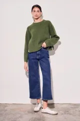 Sweater de lana color rojo, con cuello redondo, mangas largas y detalle de costura decorativa en los laterales.