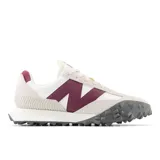 Championes New Balance modelo XC-72, unisex, color blanco con detalles en burdeos y gris.