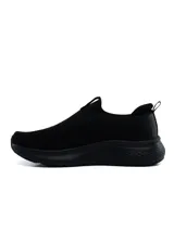 Championes deportivos Umbro modelo Magna para hombre, tipo slip-on sin cordones, confeccionados en tejido knit azul marino con suela gruesa de goma blanca.