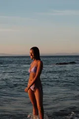 Conjunto de bikini lavanda con corpiño triangular con contorno y breteles regulables y bombacha semivedetina con tiritas ajustables en los laterales.