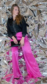 Pantalón fucsia de satén, de corte palazzo y tiro alto.