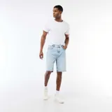 Bermudas de denim de corte clásico en color celeste claro, con bolsillos laterales y traseros, y cierre frontal con botón y cremallera.