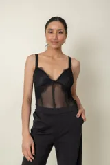 Body entero blanco de tul elastizado combinado con encaje.