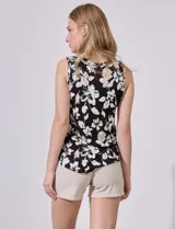 Short negro de gabardina elastizada, marca Carmen Marc Valvo. Pretina ancha y bolsillos inclinados.