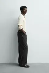 Jeans baggy fit de corte holgado en color negro con efecto lavado, confeccionados en denim de algodón rígido, con diseño clásico de cinco bolsillos y cierre frontal con cremallera y botón.