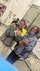 Campera puffer con estampado a cuadros en tonos azul, rojo, amarillo y blanco. Diseño capitoneado a mano y forro interior verde. Corte holgado. Ideal para usar con un look casual.