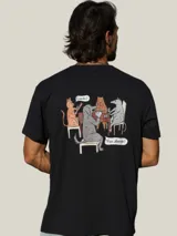 Remera blanca de manga corta con estampado en la espalda que ilustra a varios animales jugando a las cartas.
