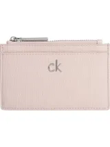 Tarjetero compacto de poliuretano color rosa pálido con textura saffiano. Cuenta con un bolsillo superior con cierre metálico plateado y el logo metálico de Calvin Klein en el frente.