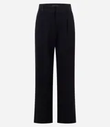 Pantalón de corte recto y estilo sastre, confeccionado en tejido punto roma con caída estructurada. Presenta un diseño minimalista y elegante con cintura definida.