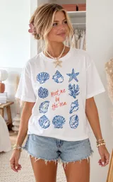 Remerón blanco de corte holgado con estampa frontal colorida y texto "Champagne & Oysters".