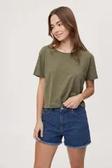 Short de denim negro de tiro alto, con diseño clásico de cinco bolsillos, cierre frontal con botón y ruedo desflecado.