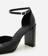 Zapato de taco alto Satinato, color negro, con puntera cuadrada, taco bloque y tira ajustable en el tobillo con hebilla metálica.
