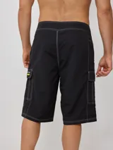 Short cargo negro con bordado.