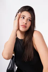 Mono corto negro con cuello halter y espalda descubierta. Presenta un cinturón con apliques metálicos.