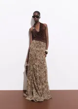 Top marrón de viscosa con escote drapeado, cuello halter, espalda abierta, detalles fruncidos en los laterales y un aplique metálico en el tirante.