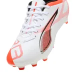 Championes de fútbol Puma Ultra 5 Play, color blanco con detalles en rosa neón y negro. Diseño aerodinámico con suela de tapones para césped natural o artificial.