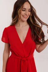 Mono corto color beige con estampado animal print negro, escote en V cruzado, mangas cortas y lazo en la cintura.