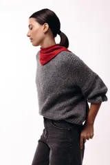 Sweater de tejido de punto con silueta relajada, cuello redondo y mangas tres cuartos con volumen abuchado.