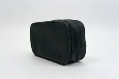 Neceser negro rectangular con doble compartimento con cierre.