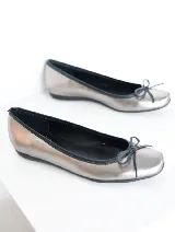 Ballerinas plateadas con puntera redondeada y moño decorativo en la parte delantera.