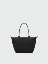 Bolso tote grande Le Pliage One de Longchamp, color negro, con asas superiores y solapa de cierre con botón a presión.