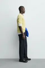 Camiseta de manga corta color amarillo pálido, con cuello redondo acanalado y corte relajado.