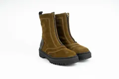 Bota corta de gamuza color verde militar con inserciones de cuero negro en el talón, suela flatform dentada de goma negra y cierre frontal en el empeine con costuras pespunteadas a contratono.