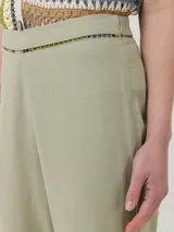 Pantalon de lino organico color verde militar, de corte recto y tiro alto, con sutil detalle de calado en la cintura y en el borde inferior.