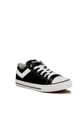 Championes de lona Pony modelo GM 877, de color negro con puntera blanca, cordones blancos y el característico logotipo lateral de la marca en forma de chevrón blanco.