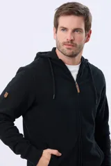 Canguro de felpa color azul marino con cierre frontal completo, capucha con cordones y bolsillos canguro.