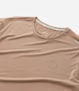 Remera deportiva masculina de manga corta y cuello redondo, confeccionada con tecnología Dry, que facilita la evaporación del sudor. Presenta un pequeño logo circular en el pecho.