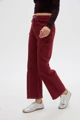 Pantalón jean color bordó de corte recto, tiro alto, con costuras pespunteadas en contraste y bolsillos delanteros y traseros.