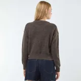 Sweater marrón de punto suave, corte crop top y mangas largas.