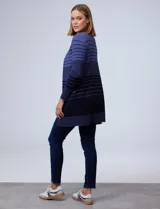Cardigan largo de tejido acanalado con diseño de rayas horizontales en degradado de tonos azules. Presenta frente abierto, mangas largas y bolsillos laterales.