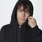 Buzo negro con capucha forrada en jersey, cierre parcial en el pecho, dos bolsillos laterales y falso bolsillo con solapa con bordado O'Neill.