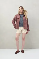 Short de algodón color beige, con diseño clásico de cinco bolsillos, tiro medio y terminación recta.