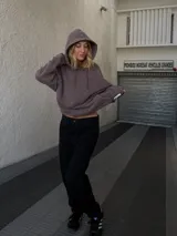 Pantalón jean negro de corte mom, tiro alto y pierna cónica.