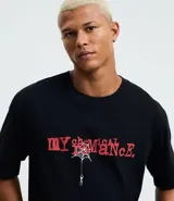 Remera negra de algodón con corte boxy, cuello redondo y mangas cortas. Presenta un estampado frontal en rojo con el texto "MY CHEMICAL ROMANCE" y una araña colgando de una telaraña.