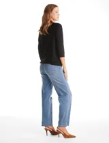 Blusa de tejido acanalado con cuello redondo y mangas tres cuartos. Presenta detalle de tachas metálicas a lo largo de los hombros y mangas, con puños elastizados.