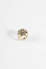 Anillo sello de metal color dorado con diseño de sol grabado en la parte superior y acabado texturizado.
