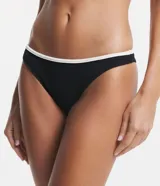 Bombacha de bikini negra con textura, lateral mediano y detalle de bies contrastante en color blanco en la cintura.