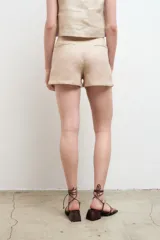 Short azul marino de lino con pinzas, tiro alto y corte holgado.